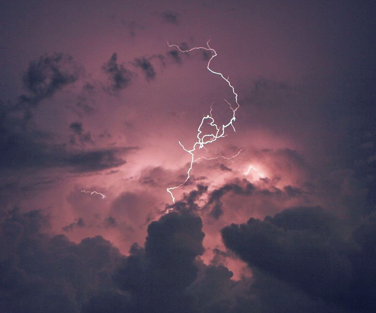 Fotógrafo posicionado durante tempestade noturna